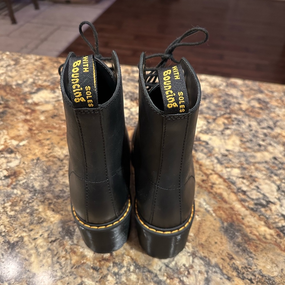 NWOT Women’s dr martens size 7 - Picture 5 of 7